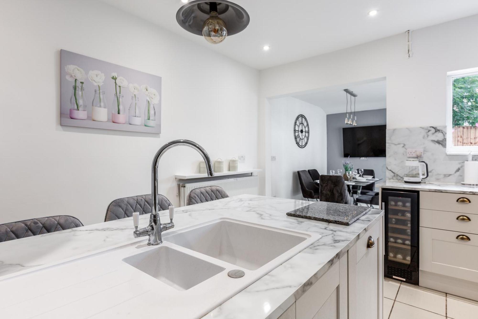 Grand Victorian 6 - En-suites, Hot Tub, Cinema Room, Private Parking & Park View Villa *