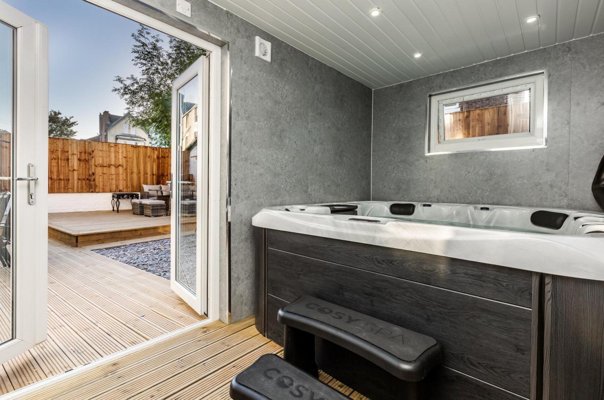 Grand Victorian 6 - En-suites, Hot Tub, Cinema Room, Private Parking & Park View * Liverpool