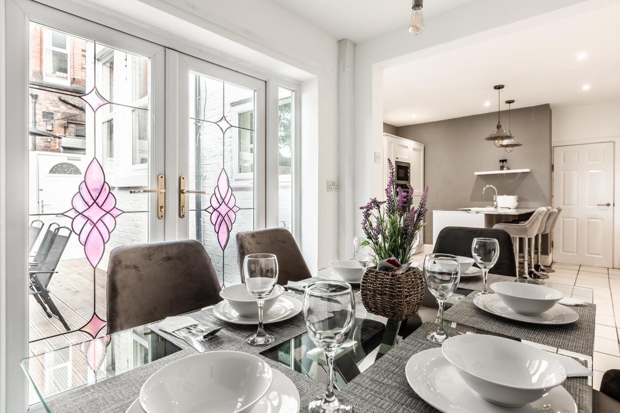 Grand Victorian 6 - En-suites, Hot Tub, Cinema Room, Private Parking & Park View Liverpool