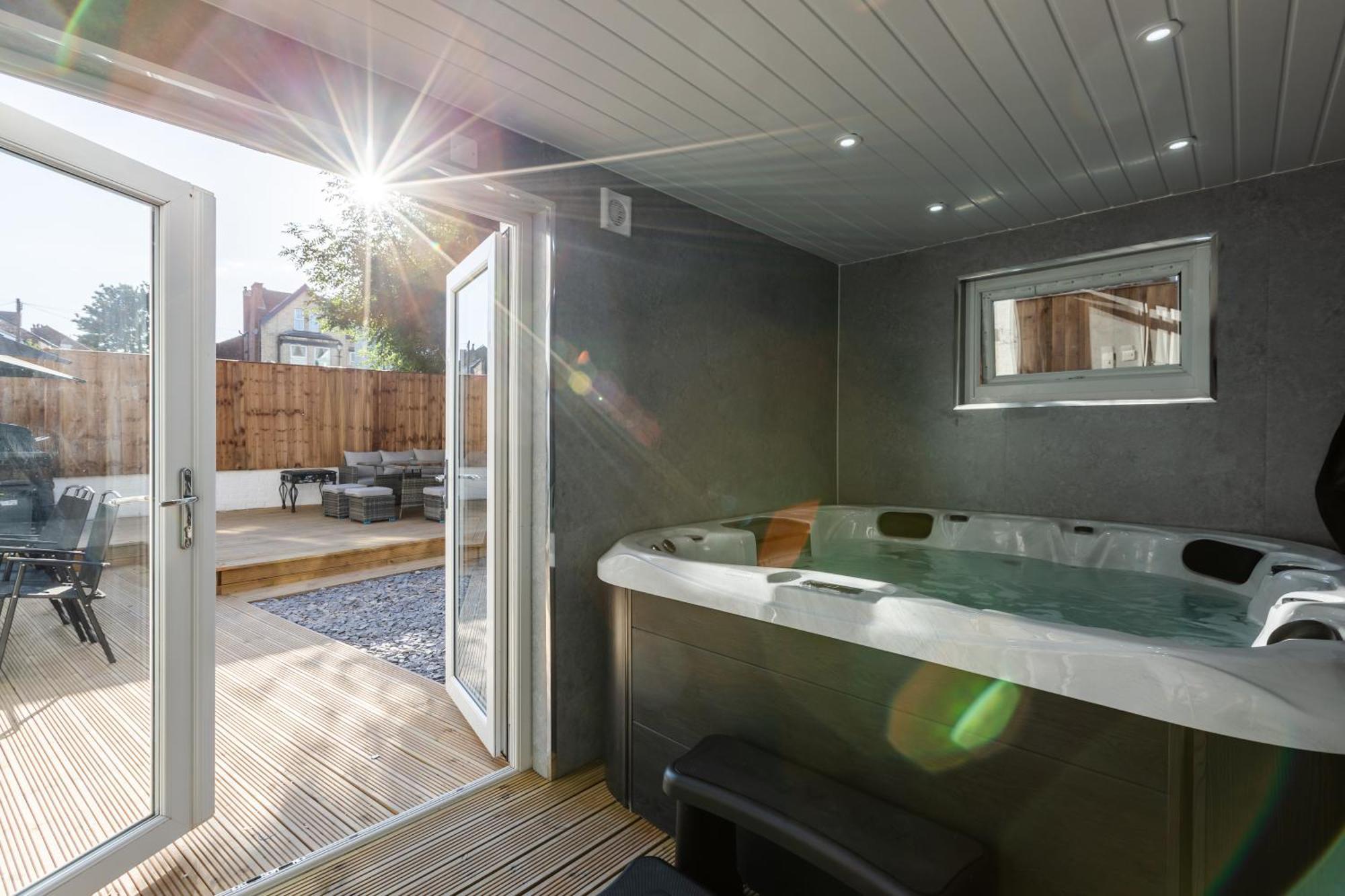 Grand Victorian 6 - En-suites, Hot Tub, Cinema Room, Private Parking & Park View Villa