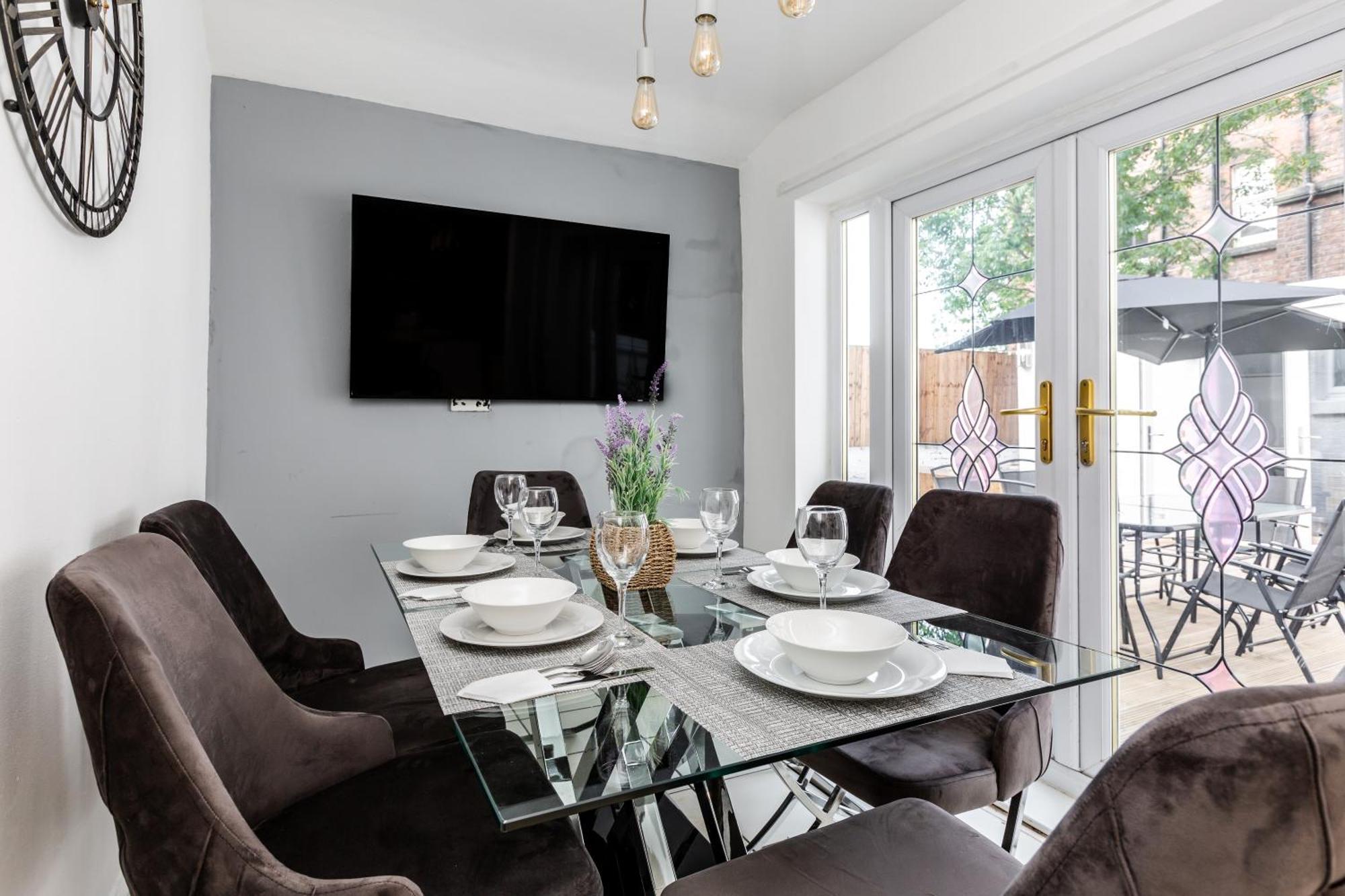 Villa Grand Victorian 6 - En-suites, Hot Tub, Cinema Room, Private Parking & Park View *