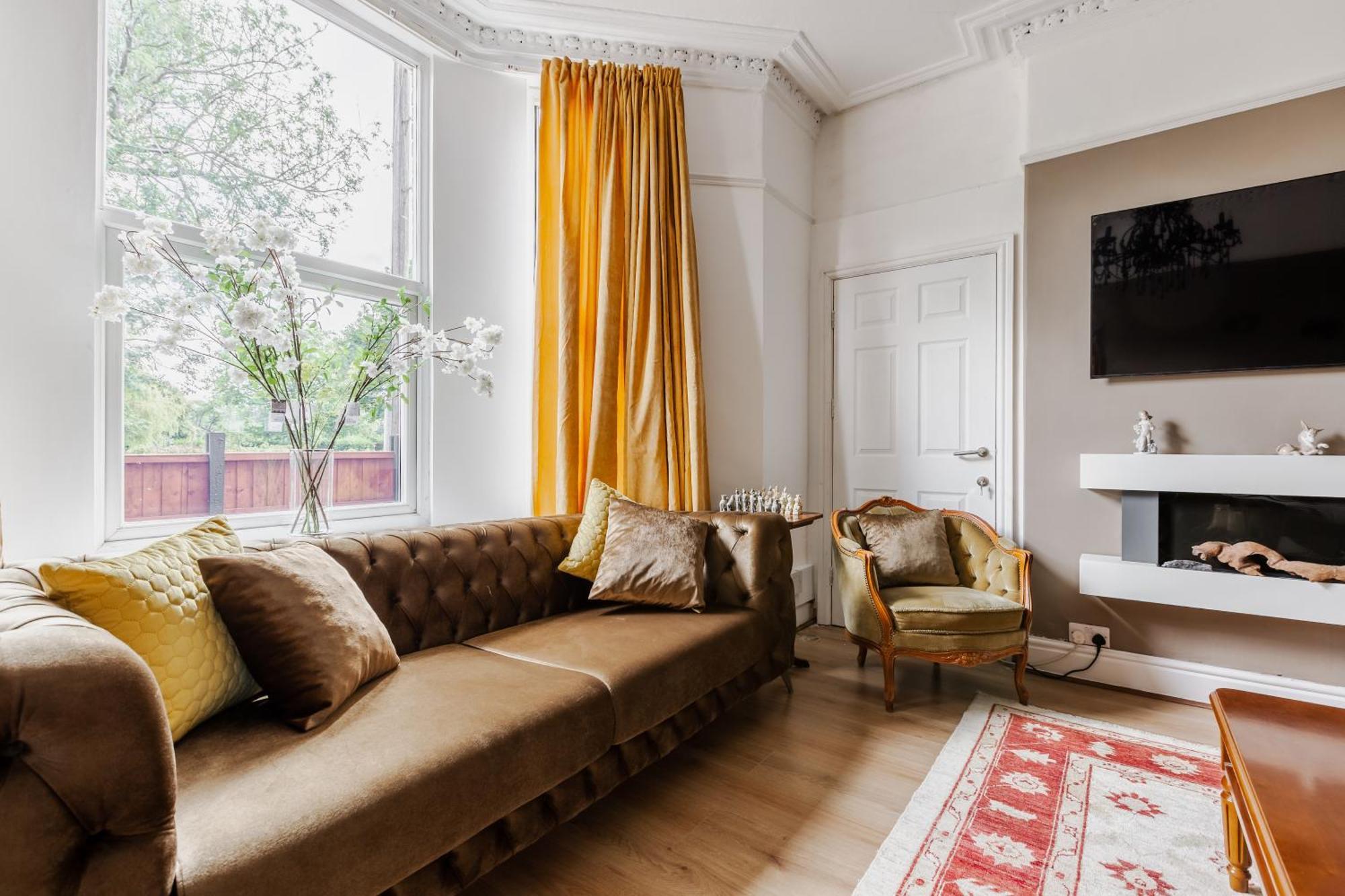 Grand Victorian 6 - En-suites, Hot Tub, Cinema Room, Private Parking & Park View Villa