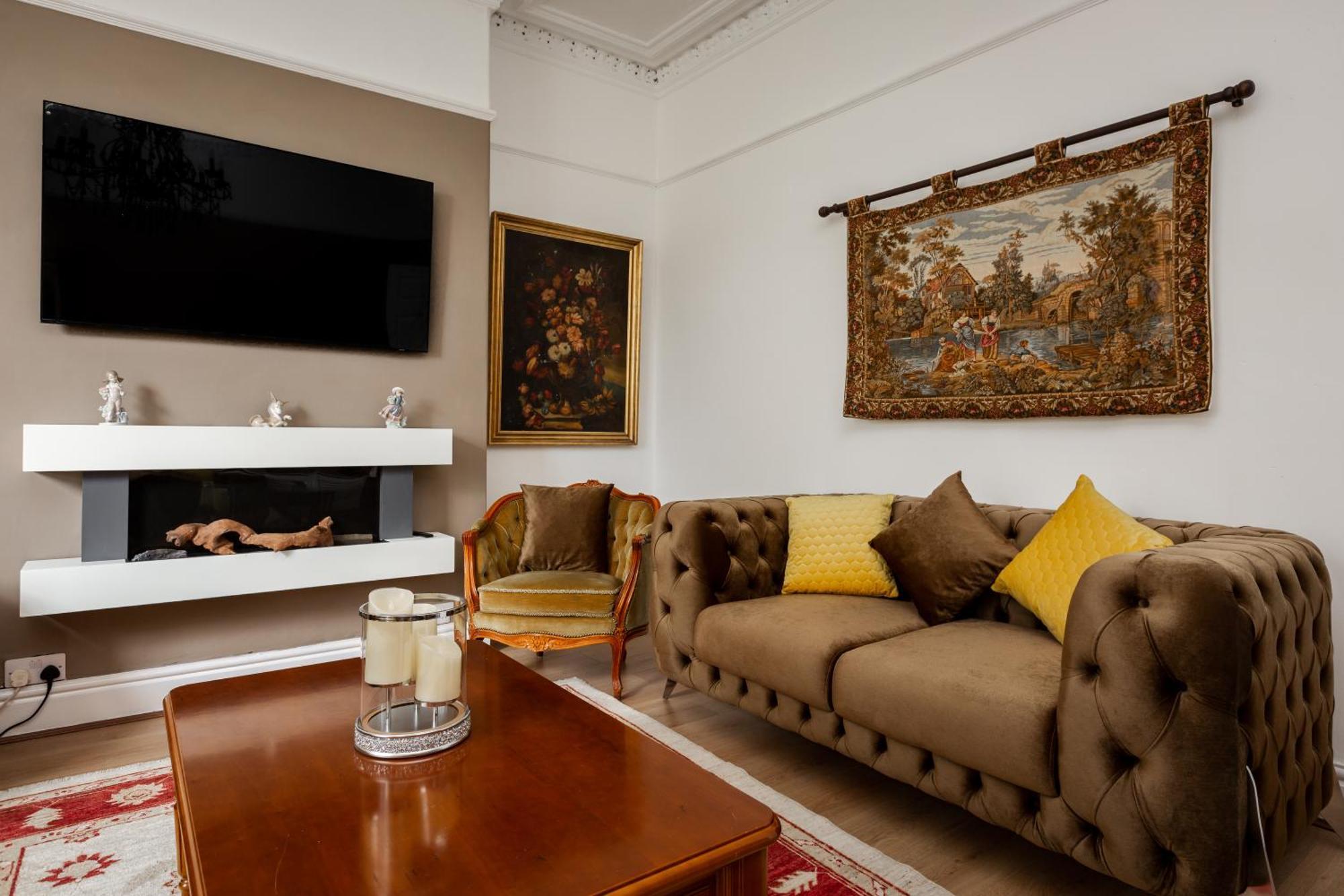 Grand Victorian 6 - En-suites, Hot Tub, Cinema Room, Private Parking & Park View Villa Liverpool