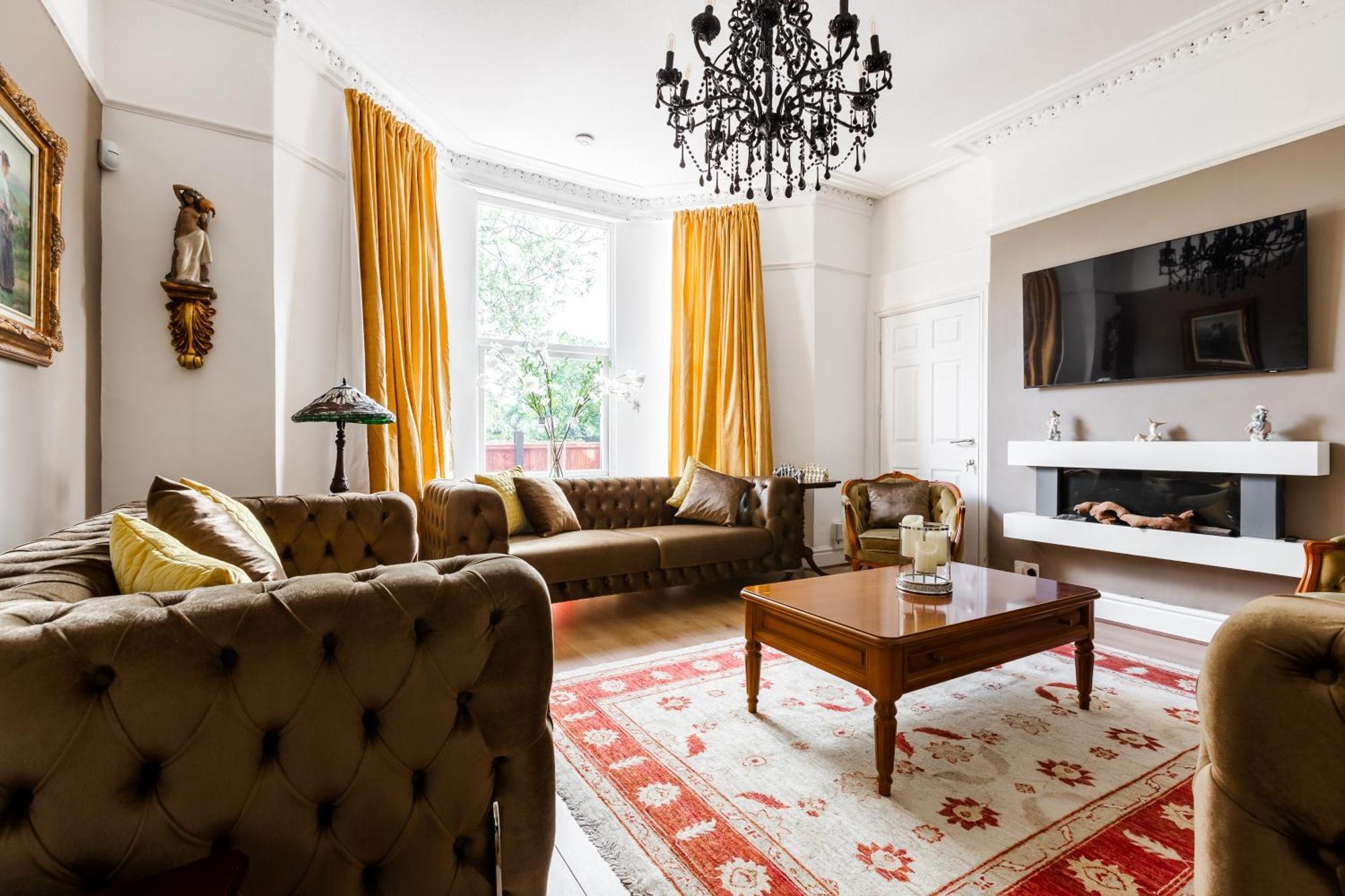 Grand Victorian 6 - En-suites, Hot Tub, Cinema Room, Private Parking & Park View Villa